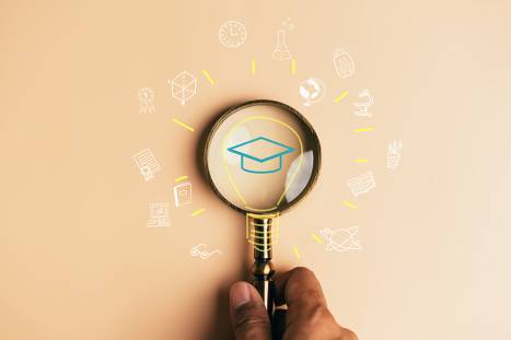 Foto: Lupe umgeben mit wissenschaftlichen Symbolen