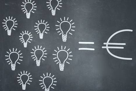 Foto: Kreide gezeichnete Glühbirnen und Eurosymbol