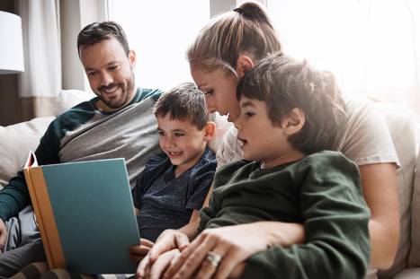 Foto: Familie liest Buch